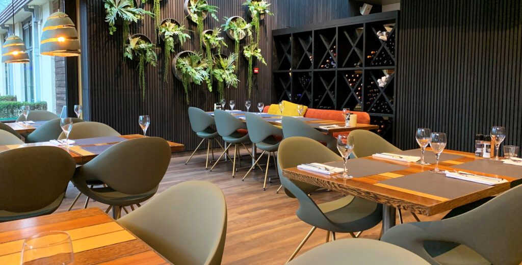 Hotel Mitland - Moon chair restaurant